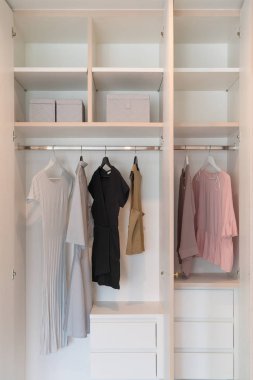 asılı giysileri ile modern dolap