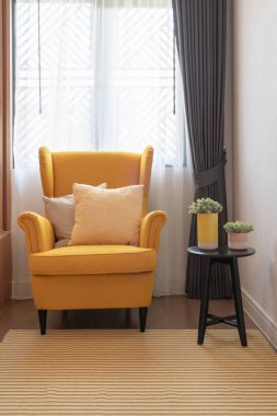 bitki vazo ile rahat sarı kanepe