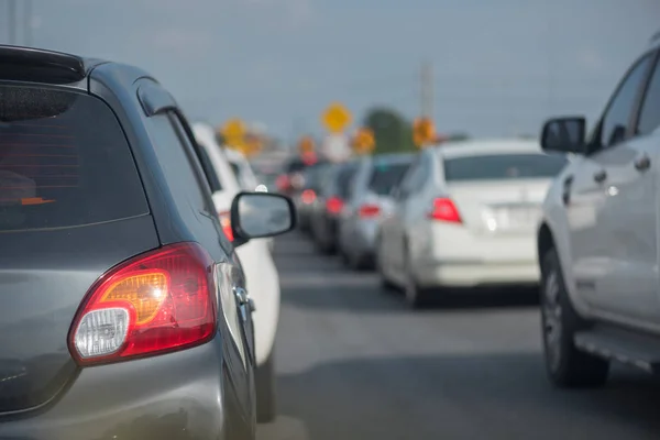 Verkeersopstopping op hoofdstraat — Stockfoto