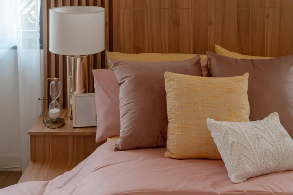 Acogedor dormitorio con conjunto de almohadas —  Fotos de Stock