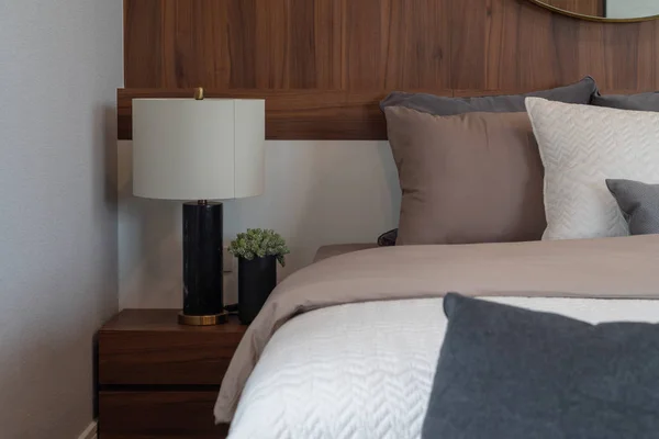 Современная спальня с современной лампой — стоковое фото