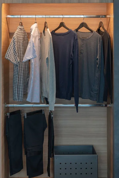 Armário moderno com roupas penduradas — Fotografia de Stock