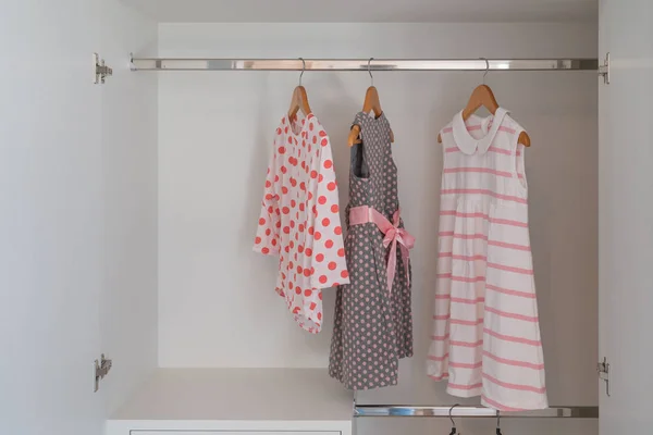 Μοντέρνα ντουλάπα με ρούχα που κρέμονται — Φωτογραφία Αρχείου