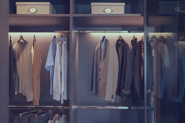 Modern szekrényben lógó ruhát — Stock Fotó