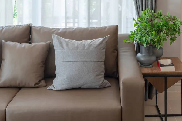 Comfrotable vardagsrum med modern soffa — Stockfoto