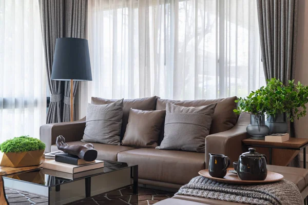 Gemütliches Wohnzimmer mit modernem Sofa — Stockfoto