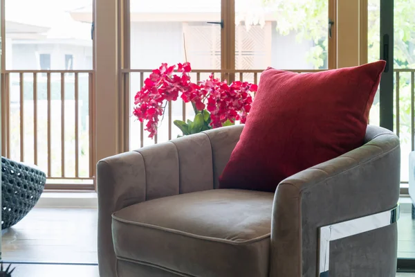 Czerwone poduszki na klasycznym krześle — Zdjęcie stockowe