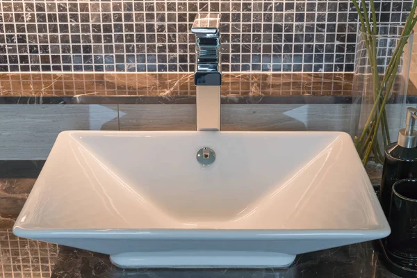 Interni del bagno in nuova casa di lusso — Foto Stock