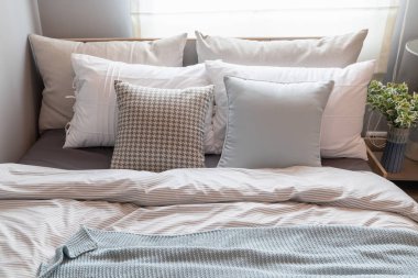 yastıklar dizi modern yatak odası