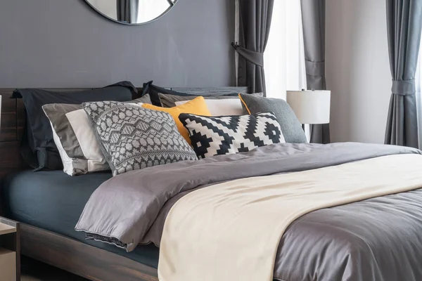 Современная спальня с набором подушек — стоковое фото