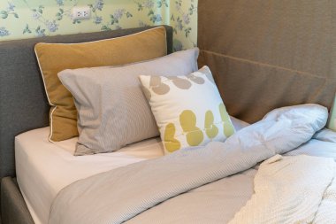 yastıklar dizi modern yatak odası