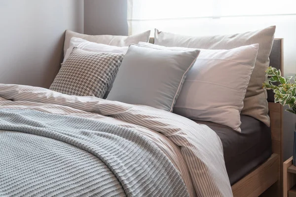 现代化的卧室, 带一套枕头 — 图库照片