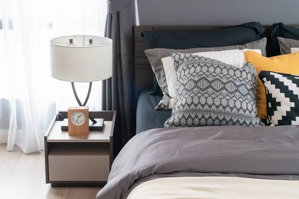 Сучасна спальня з набором подушок — стокове фото