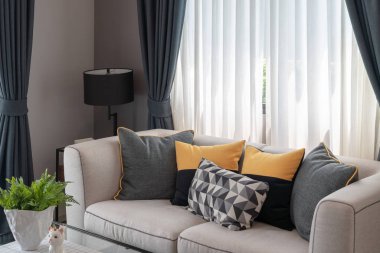 Modern oturma odası kümesiyle yastıklar