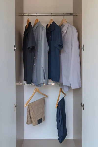 Armário moderno com roupas — Fotografia de Stock