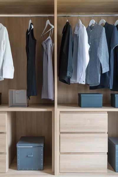 Современный шкаф с одеждой — стоковое фото