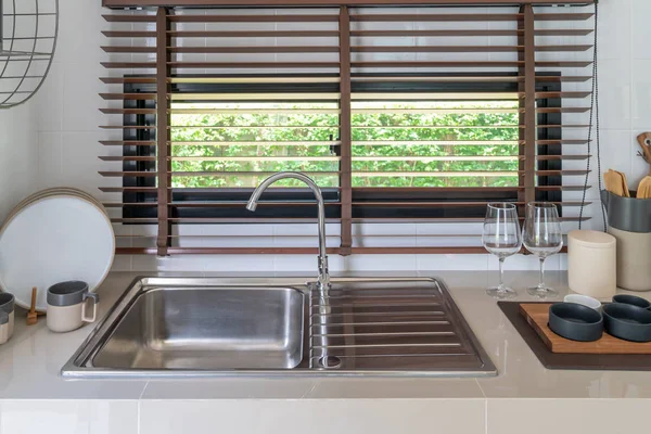 Waschbecken mit Wasserhahn in der Küche — Stockfoto