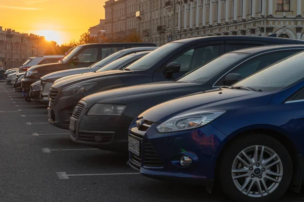 San Petersburgo, Rusia, 2018-10-15: estacionamiento al aire libre — Foto de Stock