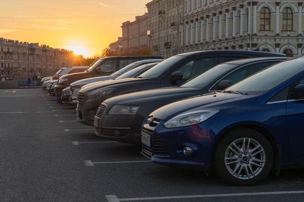 San Petersburgo, Rusia, 2018-10-15: estacionamiento al aire libre — Foto de Stock