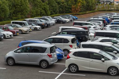 açık otoparkta park edilmiş araba sırası