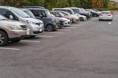 açık otoparkta park edilmiş araba sırası