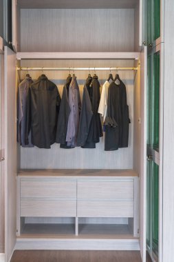 giysi seti ile modern wardorbe