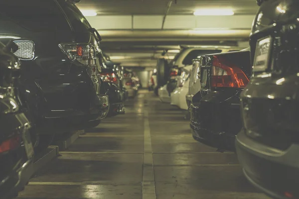 Oscuro aparcamiento undergrond — Foto de Stock