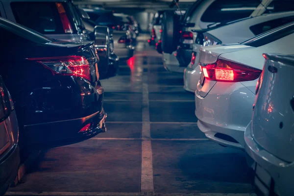 Oscuro aparcamiento undergrond — Foto de Stock
