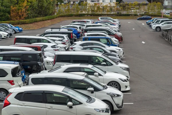 Fila de coches aparcados en el aparcamiento al aire libre — Foto de Stock