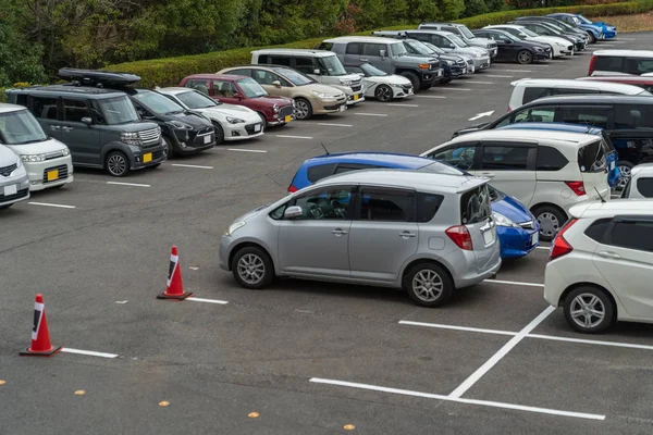 Fila di auto parcheggiate nel parcheggio esterno — Foto Stock