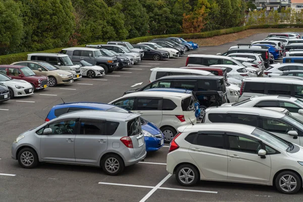 Fila de coches aparcados en el aparcamiento al aire libre — Foto de Stock