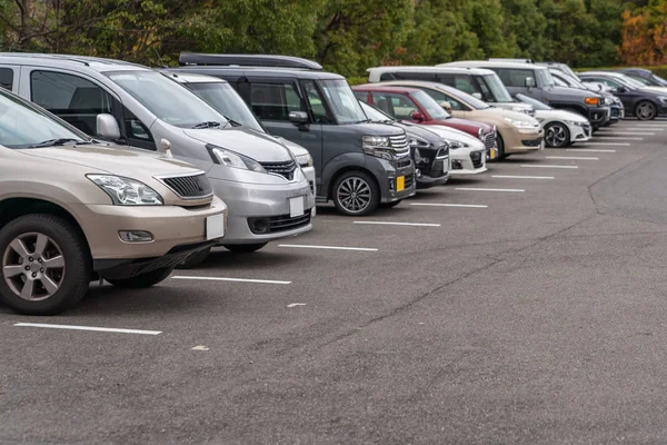 Fila de coches aparcados en el aparcamiento al aire libre — Foto de Stock