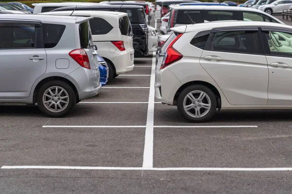 Fila di auto parcheggiate nel parcheggio esterno — Foto Stock