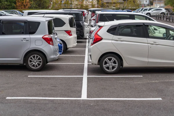 Fila de coches aparcados en el aparcamiento al aire libre — Foto de Stock