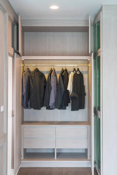 Wardorbe moderno com conjunto de roupas — Fotografia de Stock