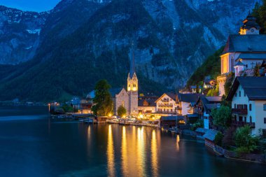 Hallstatter gölü üzerinde Hallstatt köyü
