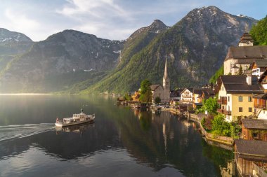 Hallstatter gölü üzerinde Hallstatt köyü