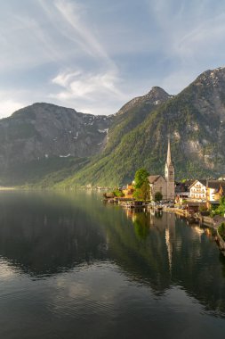 Hallstatter gölü üzerinde Hallstatt köyü