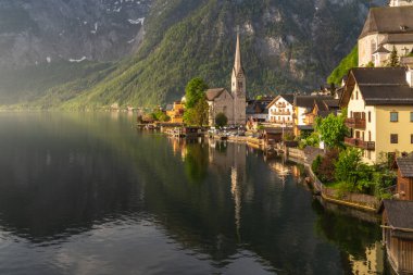 Hallstatter gölü üzerinde Hallstatt köyü