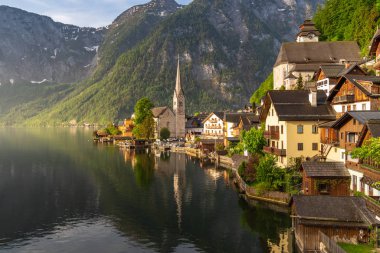 Hallstatter gölü üzerinde Hallstatt köyü