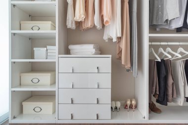 giysi seti ile modern wardorbe