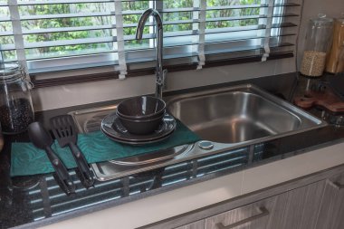 modern mutfak odasında modern lavabo