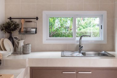 modern mutfak odasında modern lavabo