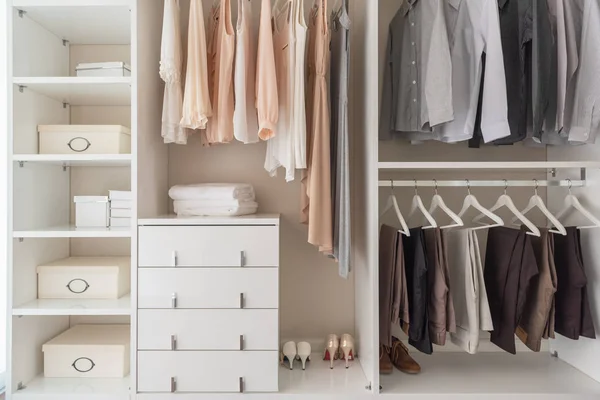 Современный гардероб с набором одежды — стоковое фото