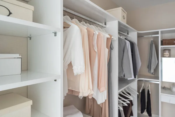 Современный гардероб с набором одежды — стоковое фото