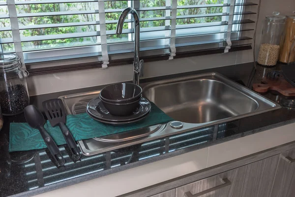 Modern mosogatóval a modern konyhában — Stock Fotó