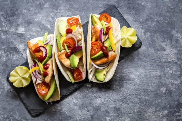 Comida Mexicana Tacos Frango Frito Verduras Abacate Pimenta Repolho Vermelho — Fotografia de Stock