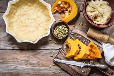 kabak pasta ile tohum bir ahşap arka plan üzerinde pişirme süreci