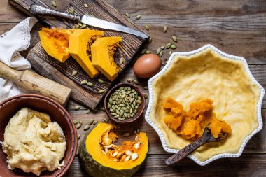 kabak pasta ile tohum bir ahşap arka plan üzerinde pişirme süreci