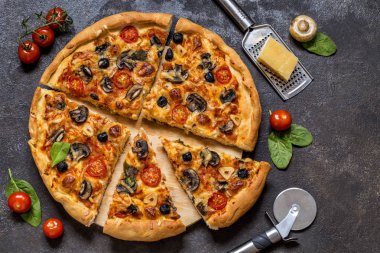 Pizza domates, peynir, mantar, zeytin ve ıspanak karanlık bir arka plan üzerinde